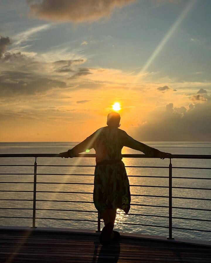 Karan Johar has shared photos of the sunset wearing a green bathrobe in which he is posing on the banks of the sea.