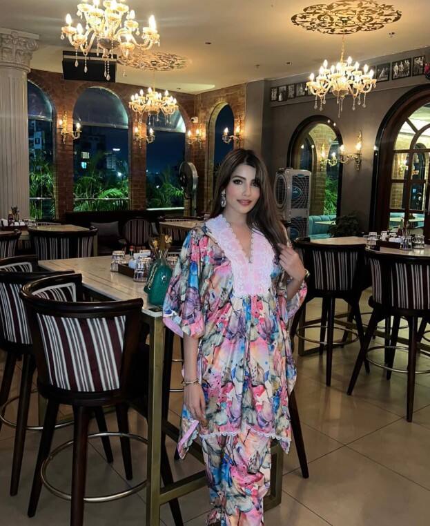 ਈਸ਼ਾਨ ਕਿਸ਼ਨ ਦਾ ਨਾਮ ਲੰਬੇ ਸਮੇਂ ਤੋਂ ਅਦਿਤੀ ਹੁੰਡੀਆ ਨਾਲ ਜੁੜਿਆ ਹੋਇਆ ਸੀ। ਦੋਵਾਂ ਨੂੰ ਇਕੱਠੇ ਵੀ ਦੇਖਿਆ ਗਿਆ। ਆਈਪੀਐਲ 2019 ਵਿੱਚ, ਅਦਿਤੀ ਨੂੰ ਇੱਕ ਮੈਚ ਵਿੱਚ ਮੁੰਬਈ ਇੰਡੀਅਨਜ਼ ਲਈ ਚੀਅਰ ਕਰਦੇ ਦੇਖਿਆ ਗਿਆ ਸੀ। ਉਦੋਂ ਤੋਂ, ਦੋਵਾਂ ਦੇ ਨਾਮ ਜੁੜੇ ਹੋਏ ਸਨ। ਹਾਲਾਂਕਿ, ਉਨ੍ਹਾਂ ਨੇ ਕਦੇ ਵੀ ਇਸ ਰਿਸ਼ਤੇ ਦੀ ਪੁਸ਼ਟੀ ਨਹੀਂ ਕੀਤੀ।