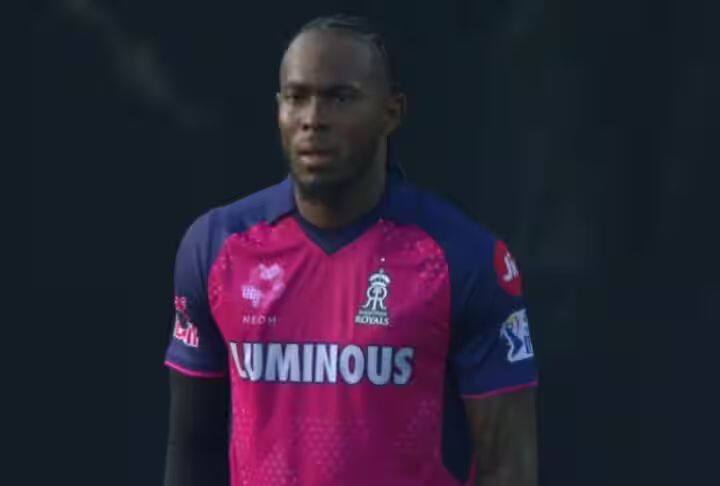 IPL 2025: आयपीएल 2025 च्या हंगामाच्या सुरुवातीलाच राजस्थान रॉयल्सचा वेगवान गोलंदाज जोफ्रा आर्चरच्या नावावर एक लाजिरवाणा विक्रम नोंदवण्यात आला. (Photo Credit- IPL)