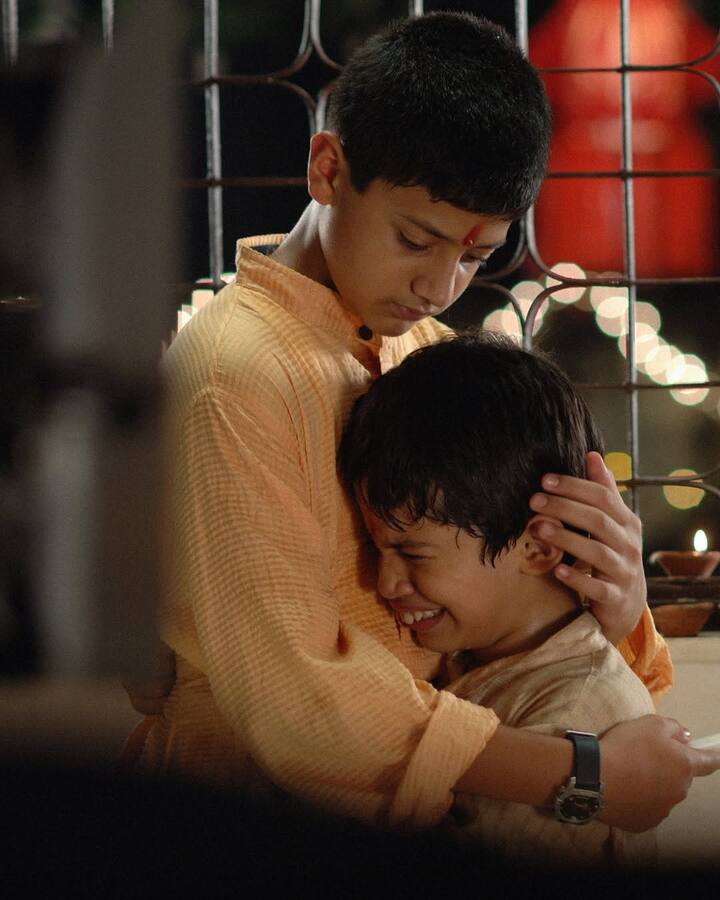 In some photos, Aamir is seen bonding with Darsheel as they paint and play together, bringing out their on-screen chemistry.