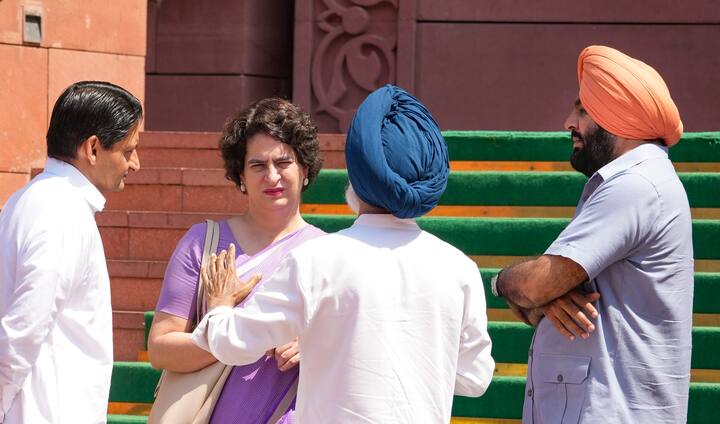 इससे पहले देश के सांसदों को 1 लाख रुपये प्रति माह वेतन मिलता था. नया आदेश 1 अप्रैल, 2023 से प्रभावी होगा. सांसदों के वेतन में यह बढ़ोतरी कॉस्ट इन्फ्लेशन इंडेक्स (लागत मुद्रास्फीति सूचकांक) के आधार पर की गई है.