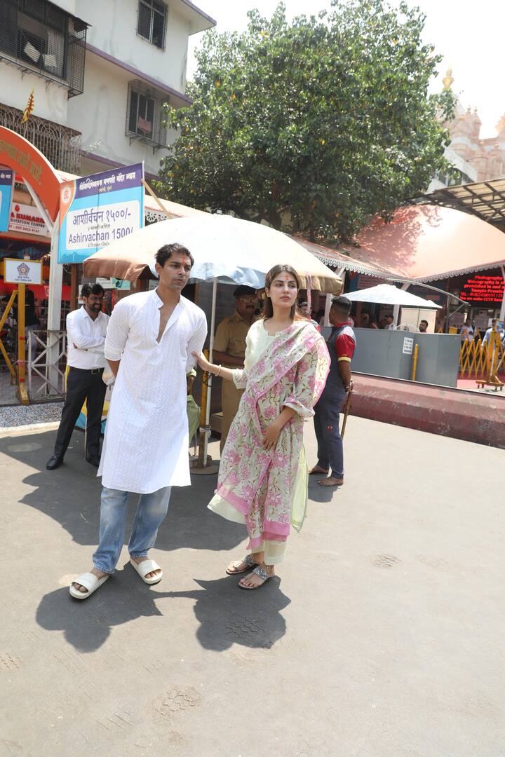 रिया के साथ उनका भाई शौविक और पापा थे. तीनों ने पैपराजी के लिए पोज भी किए.