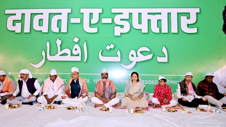 Hemant Soren Iftar Party: इफ्तार पार्टी में मुख्यमंत्री हेमंत सोरेन ने सभी रोजेदारों को रमजान की मुबारकबाद देते हुए प्रदेश की उन्नति, सुख समृद्धि के साथ-साथ प्रेम, भाईचार और खुशहाली की दुआ मांगी.