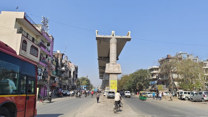 इस परियोजना में खानपुर रेड लाइट से हमदर्द टी-प्वाइंट तक ढाई किलोमीटर लंबा फ्लाईओवर भी तैयार किया जा रहा है, जो मेट्रो ट्रैक के ठीक नीचे होगा. इससे महरौली-बदरपुर रोड पर साकेत से संगम विहार तक ट्रैफिक सिग्नल फ्री हो जाएगा, जिससे यात्रियों को बड़ी राहत मिलेगी.