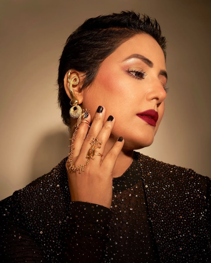 While sharing these pictures, the actress wrote in the caption that, 'Yeh pure magic is ..', let us tell you that in the award show too, the actress had posted fiercely on the red carpet.
