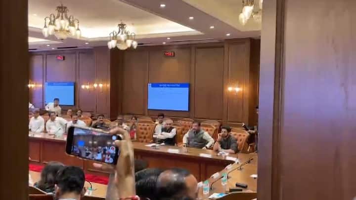 विशेष म्हणजे एकनाथ शिंदेंची या बैठकीसाठी एंट्री होताच सभागृहातील अनेक नेतेमंडळी उठून उभी राहिली. मात्र, आदित्य ठाकरे आपल्या खुर्चीवरच बसून राहिले होते. त्यामुळे, या बैठकीची चांगलीच चर्चा होत आहे.