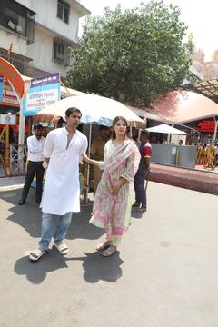 रिया चक्रवर्ती की खुशी बयां करती 8 तस्वीरें, सुशांत केस में क्लीन चिट मिलते पहुंचीं सिद्धिविनायक