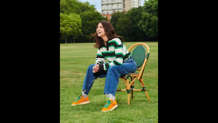 2. Sporty Chic Look: Anushka served an effortless sporty look in a green and white striped rugby shirt that she paired with a classic blue wide leg pants. She paired her sporty and relaxed look with bold orange sneakers with green laces which gave her a casual and charming look. (Image Source: Instagram/@anushkasharma)