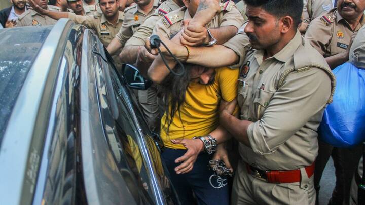 मुस्कान और साहिल पर धारा 302 (हत्या), 201 (सबूत छिपाना) और 34 (साझी साजिश) के तहत केस दर्ज किया गया. अगर आरोप साबित हुए, तो उन्हें फांसी या आजीवन कारावास की सजा हो सकती है.