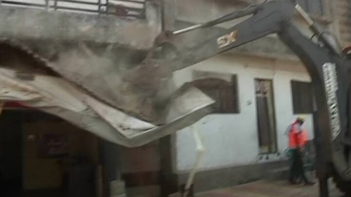 नागपूर पोलिसांनी फहीम खानच्या मायनॉरिटी डेमोक्रॅटिक पार्टी (एमडीपी) शी संबंधित हिंसाचाराच्या आरोपींनी वापरलेली दोन दुकानेही सील केली होती. अशातच दोन जेसीबीच्या मदतीने नागपूरमध्ये फहीम खानच घर तोडण्याचे काम सुरु करण्यात आले आहे.