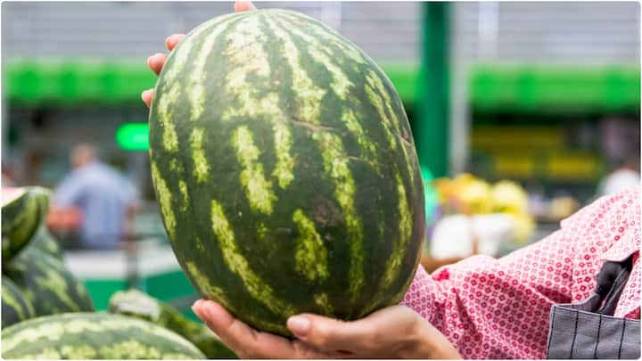 పుచ్చకాయను కోయకుండా తియ్యగా ఉంటుందో.. లోపల ఎర్రగా ఉంటుందో లేదో తెలియదు. కానీ కొన్ని టిప్స్ ఫాలో అయితే మీరు తియ్యని, టేస్టీ పుచ్చకాయను గుర్తించవచ్చు.