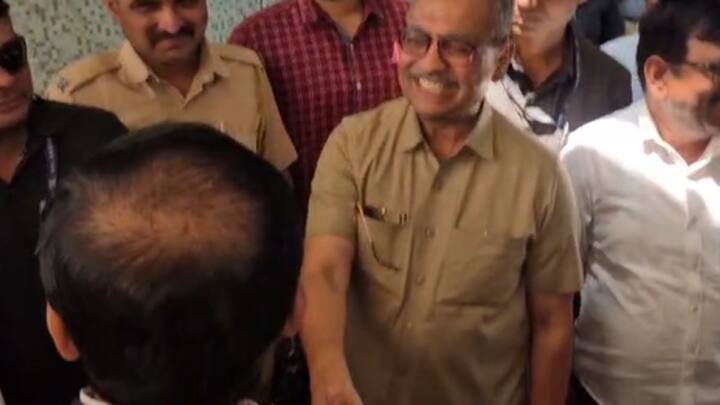 शासकीय विश्रामगृहात उज्ज्वल निकम आणि संजय राऊत हे समोरासमोर आल्याने दोघांनी एकमेकांची विचारपूस केली.