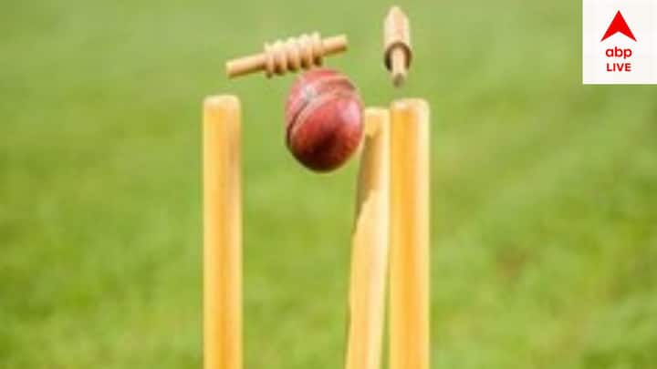 তবে এই প্রথম নয়। এর আগেও মাঠে এমন অনেক দুর্ঘটনা ঘটেছে। ১৯৫৯ সালে প্রথমবার মাঠে খেলার মাঝেই বুকে বাউন্সার লেগে প্রয়াত হয়েছিলেন পাকিস্তানের প্রাক্তন ক্রিকেটার আব্দুল আজিজ।