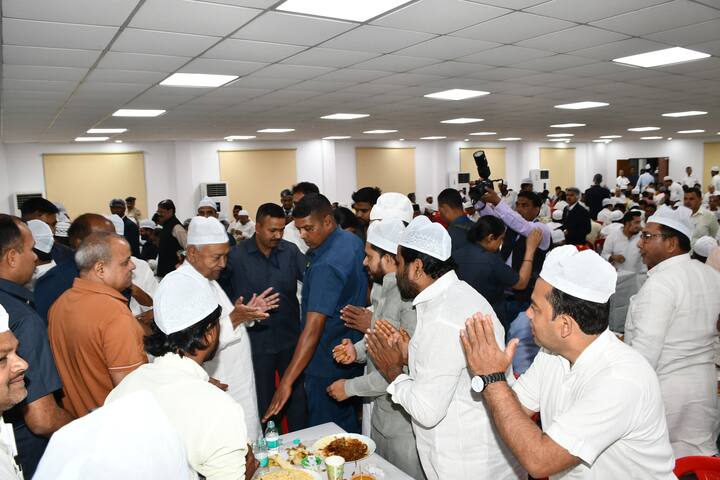 रविवार (23 मार्च, 2025) को एक अणे मार्ग में दावत-ए-इफ्तार का आयोजन किया गया. इसमें बिहार के राज्यपाल आरिफ मोहम्मद खान सहित बड़ी संख्या में रोजेदारों हिस्सा लिया.