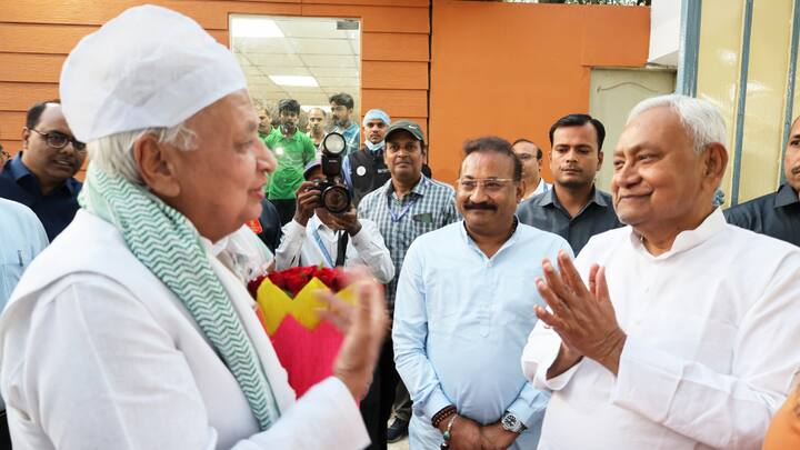 Nitish Kumar Iftar Party: एक अणे मार्ग में आयोजित इफ्तार में राज्यपाल सहित बड़ी संख्या में रोजेदारों हिस्सा लिया. एक दिन पहले इमारत-ए-शरिया सहित सात मुस्लिम संगठनों ने इसका विरोध किया था.