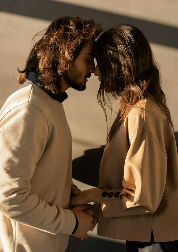 मानवी जीवनात अनेक वर्ष प्रथांना जपलं जातं. कोणतीही प्रथा सहजासहजी माणसाच्या आयुष्यातून जात नाही