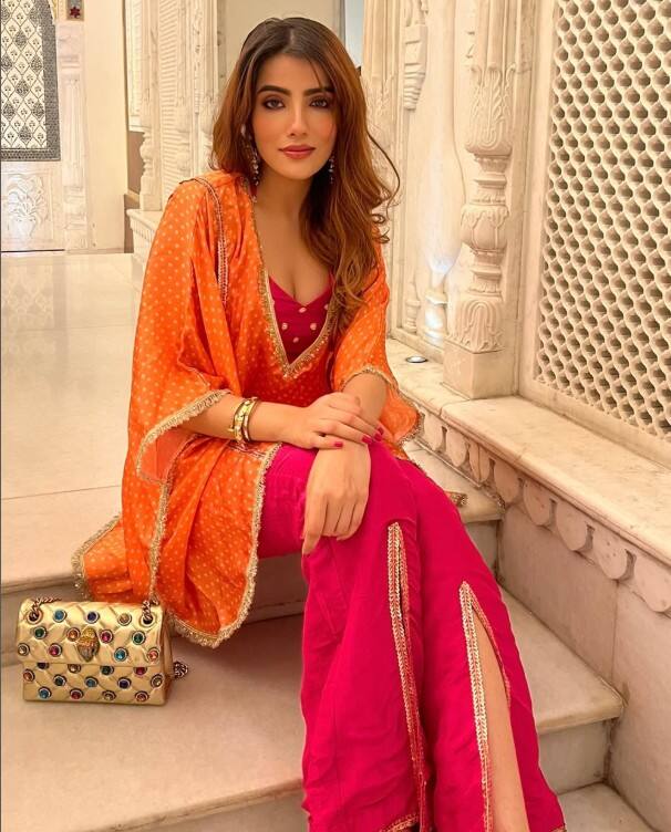 ਅਦਿਤੀ ਫੈਸ਼ਨ ਦੇ ਮਾਮਲੇ ਵਿੱਚ ਬਾਲੀਵੁੱਡ ਦੀਆਂ ਹਸੀਨਾਵਾਂ ਨੂੰ ਵੀ ਮਾਤ ਦਿੰਦੀ ਹੈ। ਉਸਦਾ ਅੰਦਾਜ਼ ਅਤੇ ਗਲੈਮਰਸ ਅੰਦਾਜ਼ ਸ਼ਾਨਦਾਰ ਹੈ। ਉਹ ਇਸ ਲਾਲ ਸਟ੍ਰੈਪਲੈੱਸ ਡਰੈੱਸ ਵਿੱਚ ਬਹੁਤ ਹੀ ਸੁੰਦਰ ਲੱਗ ਰਹੀ ਹੈ। ਦੱਸ ਦੇਈਏ ਕਿ ਅਦਿਤੀ ਮਿਸ ਇੰਡੀਆ 2017 ਦੀ ਫਾਈਨਲਿਸਟ ਸੀ। ਉਹ 2018 ਵਿੱਚ ਮਿਸ ਦੀਵਾ ਸੁਪਰਨੈਸ਼ਨਲ ਇੰਡੀਆ ਵੀ ਸੀ।