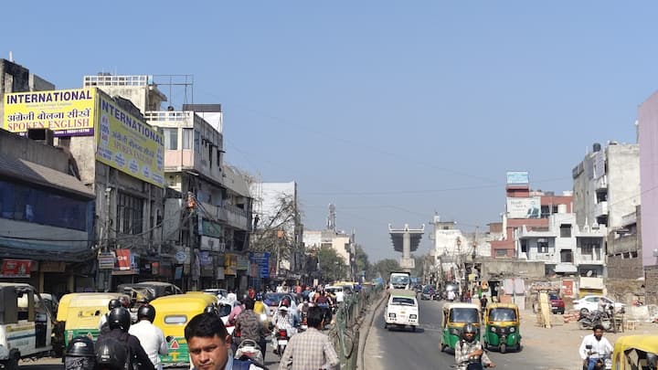 दिल्ल मेट्रो की गोल्डन लाइन (एरोसिटी से तुगलकाबाद) का काम अब तेजी पकड़ने वाला है. साकेत से तुगलकाबाद तक बन रही इस 23.622 किलोमीटर लंबी मेट्रो लाइन का एक बड़ा हिस्सा भूमिगत है, जबकि 4.279 किलोमीटर ट्रैक एलिवेटेड होगा.