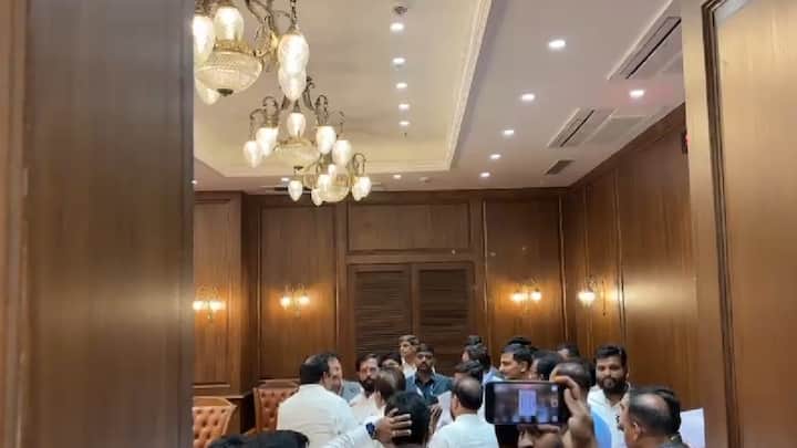 विधानसभा अध्यक्षांसमक्ष झालेल्या बैठकीत एकनाथ शिंदेंनी रस्ते कामांच्या आढावा घेणारा रिपोर्ट सादर केला. टप्पा 1 मध्ये 23 टक्के काम झाले तर टप्पा 2 मध्ये 0.5 टक्के काम झाल्याची माहिती त्यांनी दिली.