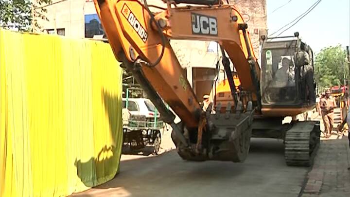 नागपूर हिंसाचारात प्रमुख आरोपी आणि घटनेचा मास्टर माईंड असलेल्या फहीम खान (Faheem Khan) याचा घरावर कारवाई करण्यात आली आहे. नागपूर दंगलीचा कथित मास्टर माईंड फईम खान यांच्या घरावर मनपाकडून आज बुलडोझर कारवाई करण्यात येत आहे.