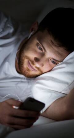 రాత్రుళ్లు పడుకోకుండా మొబైల్ చూస్తున్నారా? జాగ్రత్త