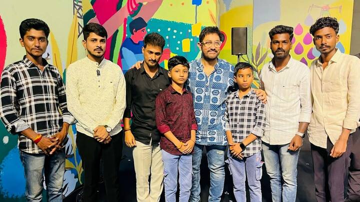 पुण्यात बालवाडी स्टेडियम येथे पाणी फाऊंडेशन च्या कार्यक्रमात अमिर खान यांनी धनंजय देशमुख, संतोष देशमुख यांचा मुलगा विराज देशमुख यांची भेट घेऊन सांत्वन केलं.