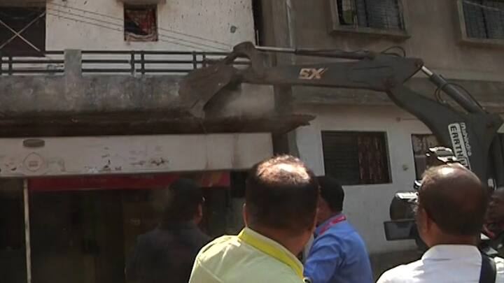 नागपूर हिसाचार प्रकरणात मोमीनपुरा भागात राहणाऱ्या शाहीन अमीन या आरोपीची हि दोन दुकाने आहे.