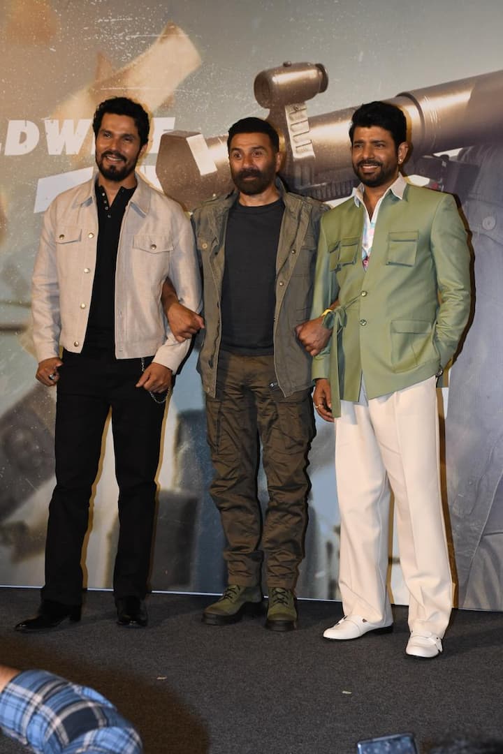 सनी देओल और रणदीप हुड्डा ने अपने कोस्टार के साथ कई सारे पोज भी दिए. ये तस्वीरें सोशल मीडिया पर काफी वायरल भी हो रही है.