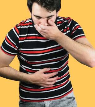 ਹਿੰਗ ਦਾ ਪਾਣੀ ਪੀਣ ਨਾਲ ਪੇਟ ਦਰਦ ਅਤੇ ਖਟਾਈ ਤੋਂ ਛੁਟਕਾਰਾ ਮਿਲਦਾ ਹੈ। ਇਕ ਗਲਾਸ ਕੋਸੇ ਪਾਣੀ ’ਚ ਇਕ ਚੁਟਕੀ ਹਿੰਗ ਮਿਲਾ ਕੇ ਪੀਓ। ਇਹ ਪਾਚਨ ਤੰਤਰ ਨੂੰ ਠੀਕ ਕਰਨ ’ਚ ਮਦਦ ਕਰਦਾ ਹੈ ਅਤੇ ਗੈਸ ਤੋਂ ਰਾਹਤ ਦਿਵਾਉਂਦਾ ਹੈ।