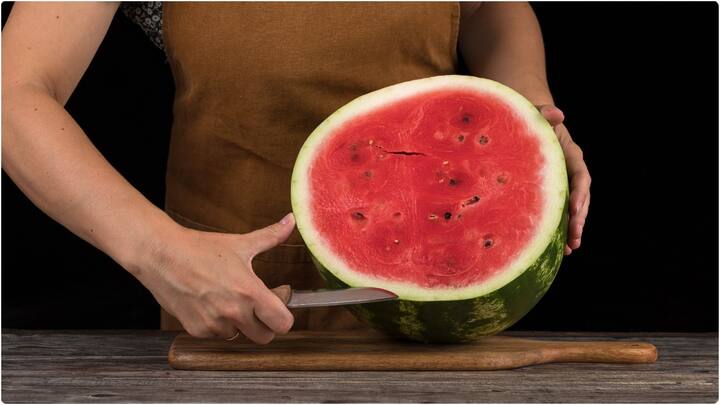 ముదురు ఆకుపచ్చని చారలు పుచ్చకాయపై ఉంటే అవి బాగా పండినవి.. ఎరుపు రంగులో ఉంటాయని గుర్తించాలి. కాబట్టి హైబ్రీడ్ పుచ్చకాయలు కాకుండా నార్మల్ పుచ్చకాయలు కొనేప్పుడు ఈ విషయాన్ని గుర్తుపెట్టుకోవాలి.