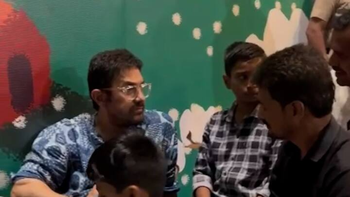 देशमुख कुटुंबियांशी बोलताना आमिर खाननं काहीसा भावूक झाल्याचं पाहायला मिळालं. तसेच, पाणावलेल्या डोळ्यांनी आमिर खान विराज देशमुखला मिठीत घेऊन त्याचं सांत्वन करत होता.