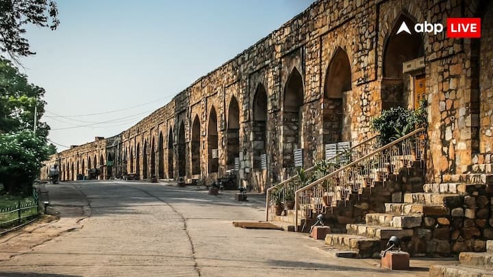शालीमार बाग में मौजूद शीश महल है. ये किला इसलिए मशहूर है क्योंकि यहां पर औरंगजेब की ताजपोशी हुई थी.