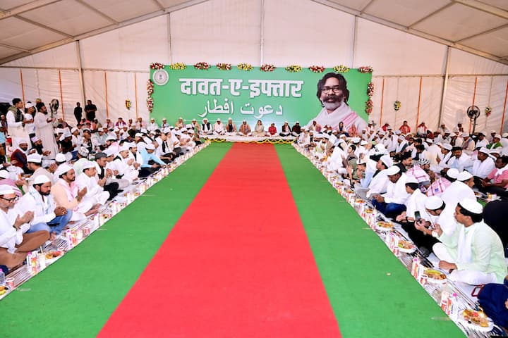 मुख्यमंत्री ने इफ्तार पार्टी के दौरान सभी लोगों के स्वस्थ रहने के लिए भी दुआ की. उन्होंने सभी रोजेदारों को रमजान की दिली मुबारकबाद दी.