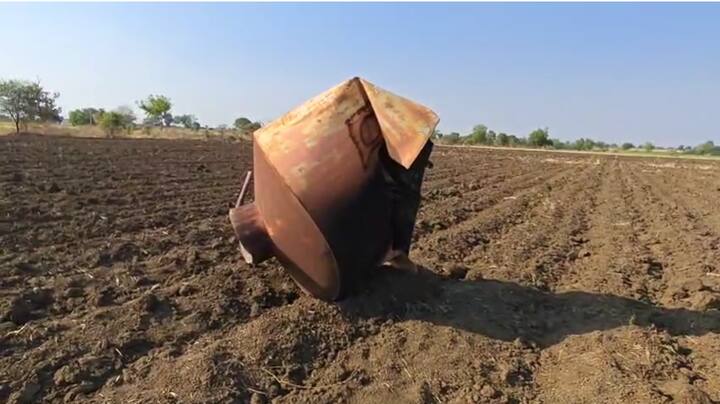 नांदेड जिल्ह्यातील हदगाव तालुक्यात असलेल्या आष्टी गावाच्या शिवारात हळद शिजवताना प्रेशर कुकरचा भीषण स्फोट होऊन चार शेतकरी गंभीर जखमी झाल्याची धक्कादायक घटना घडली आहे.