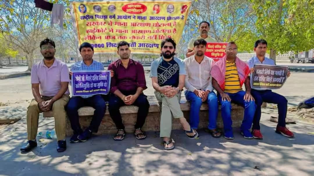 69000 शिक्षक भर्ती मामले में नहीं हुई सुनवाई तो भड़क उठे अभ्यार्थी, अब मिली नई तारीख UP 69 thousand Teacher vacancy issue hearing not done today in supreme court next date on 1st april ann 69000 शिक्षक भर्ती मामले में नहीं हुई सुनवाई तो भड़क उठे अभ्यार्थी, अब मिली नई तारीख