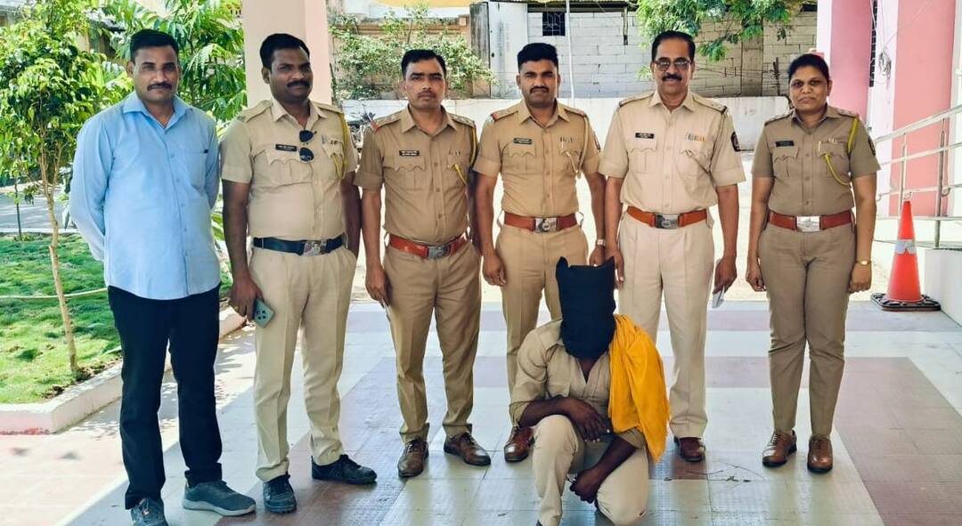 Yavatmal Crime News : बसचालकाने विद्यार्थीनीला नागपूरला नेलं अन्....; यवतमाळच्या उमरखेडमधली संतापजनक घटना, आरोपीला अटक Yavatmal Crime News torture and obscene act By the bus driver On a minor student The accused was arrested Maharashtra marathi news Yavatmal Crime News : बसचालकाने विद्यार्थीनीला नागपूरला नेलं अन्....; यवतमाळच्या उमरखेडमधली संतापजनक घटना, आरोपीला अटक