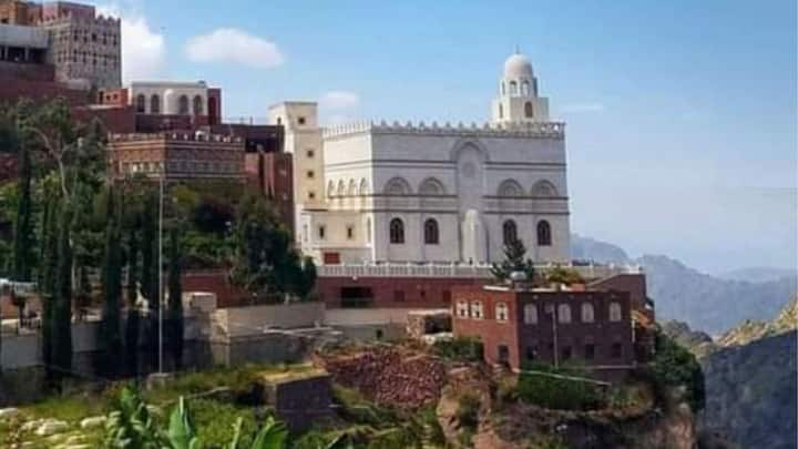 यहां बारिश न होने की वजह सिर्फ इतनी है कि यह गांव बादलों से ऊपर बसा हुआ है. बारिश के बादल इस गांव के नीचे की ओर बनते हैं और वहीं पर बरसते हैं.