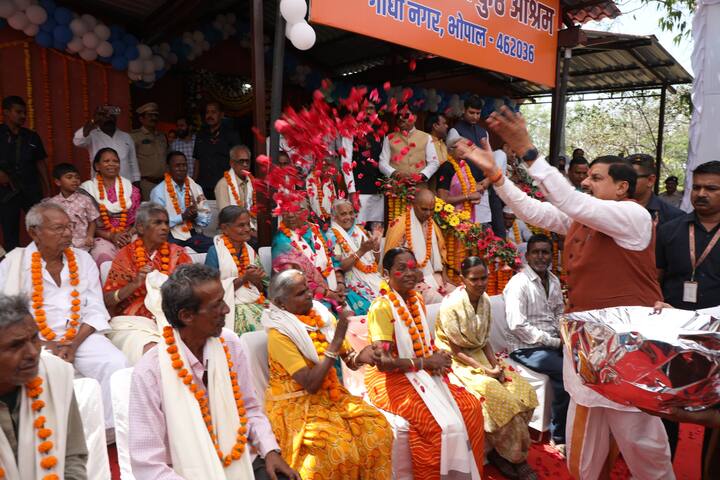 बड़ी संख्या में बीजेपी नेताओं और कार्यकर्ताओं ने पोस्टर लगा दिए. उज्जैन में पोस्टर और स्वागत द्वारा मुख्यमंत्री डॉ मोहन यादव के लिए सज गया है.