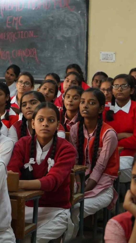 दिल्ली में किन बच्चों को मुफ्त लैपटॉप देगी सरकार?