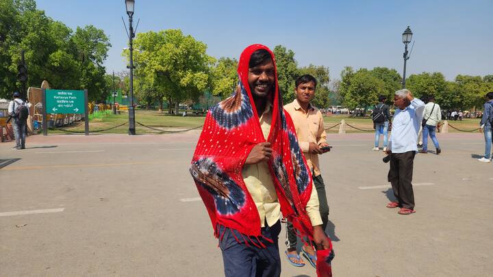 उत्तर भारत के कई इलाकों में पिछले कुछ दिनों से तेज धूप और गर्मी ने लोगों का हाल बेहाल कर रखा है. दिल्ली-एनसीआर में स्थिति ऐसी हो गई है कि लोग गर्मी से बचने के लिए एयर कंडीशनर (AC) का सहारा लेने को मजबूर हैं.