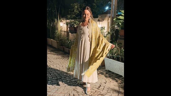 3. Sonakshi Sinha: The graceful white Anarkali worn by Sonakshi Sinha exuded elegance and tradition. She paired her traditional outfit with a mustard yellow scalloped dupatta that had stunning silver detailing. The actress completed her look with matching juttis. (Image Source: Instagram/@aslisona)