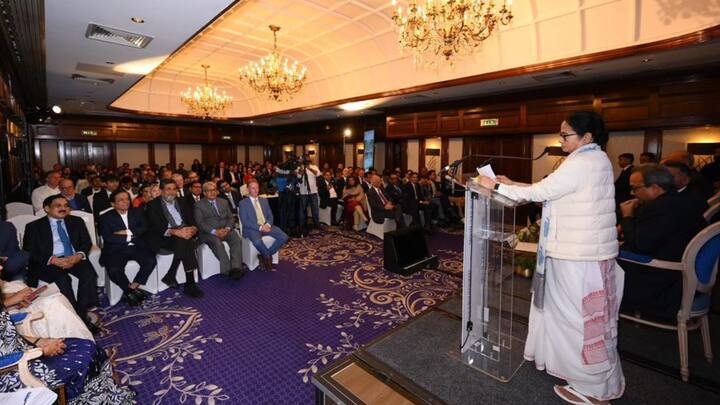 মুখ্যমন্ত্রী বলেন ' কলকাতা নিরাপদ শহর, তাই এখানে থাকতে সবাই খুব ভালবাসে। আমাদের সময়ে কোনও কর্মদিবস নষ্ট হয় না, আগের জমানায় হত।'