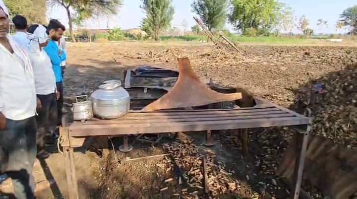 आष्टी शिवारातील काही शेतकरी हळदीची प्रक्रिया करण्यासाठी शेतातच प्रेशर कुकरचा वापर करून हळद शिजवत होते. शिजवण्याच्या प्रक्रियेदरम्यान अचानक कुकरचा स्फोट झाला.