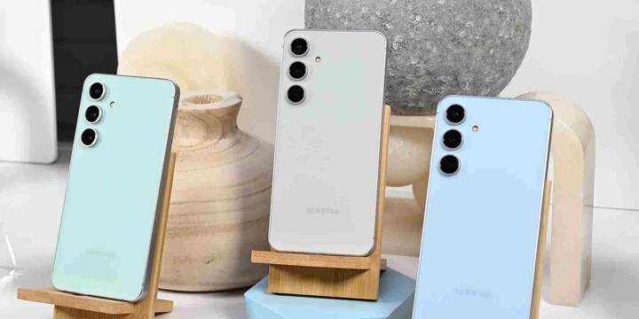 डिस्प्ले की बात करें तो Google Pixel 9a में 6.3-इंच की pOLED डिस्प्ले दी गई है जिसका 1080x2424 पिक्सल रेजोल्यूशन, 120Hz रिफ्रेश रेट और 2700 निट्स तक ब्राइटनेस है. वहीं, Samsung Galaxy S24 FE में 6.7-इंच की FHD+ डायनामिक AMOLED 2X डिस्प्ले दी गई है जिसका रेजोल्यूशन 1080x2340 पिक्सल और 120Hz रिफ्रेश रेट है.