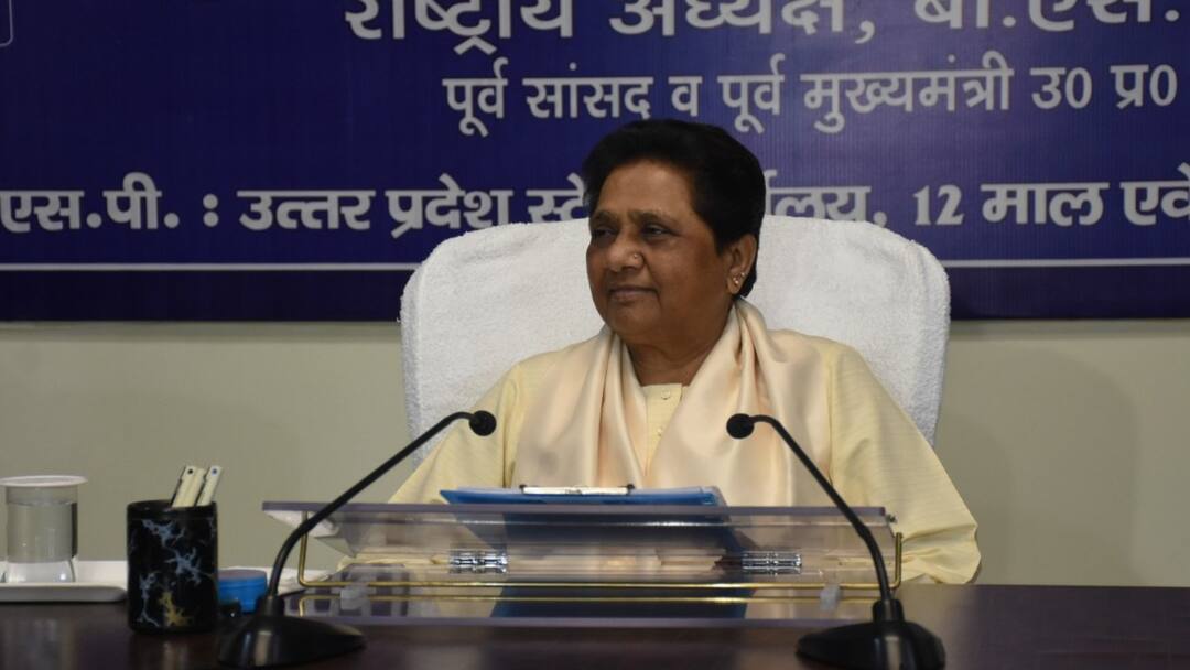 up politics Mayawati gave new responsibilities announced names of bhaichara comittee मायावती ने कई नेताओं को दी नई जिम्मेदारी, भाईचारा संगठन और जिलाध्यक्षों के नाम का ऐलान, देखें लिस्ट