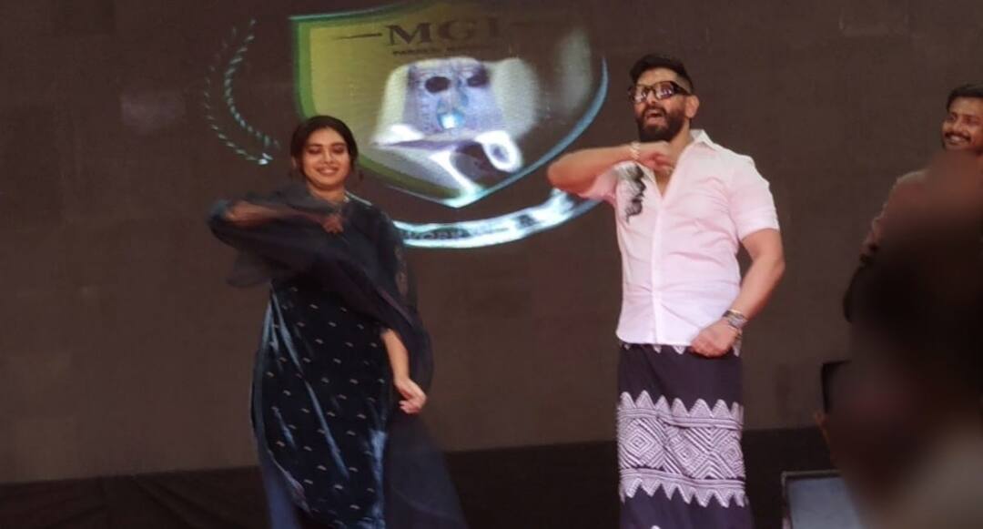 Actor Vikram says grew a beard to indicate a failed love but now they grow a beard to show love tnn ‘எப்படி ப்ரொபோஸ் செய்து பெண்களை கவர்வது’ - சீயான் விக்ரம் சொன்ன பதில் என்ன?