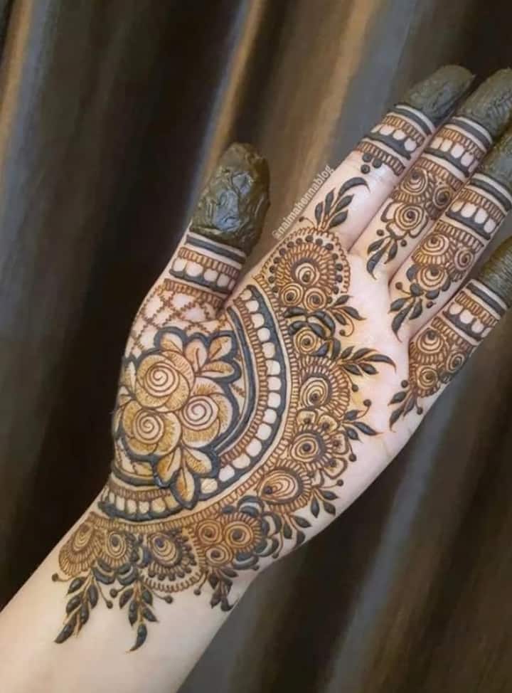 The mehndi of the hands filled on the occasion of Eid also looks very beautiful. In such a situation, you can apply this type of design in the entire hand by making a flower.