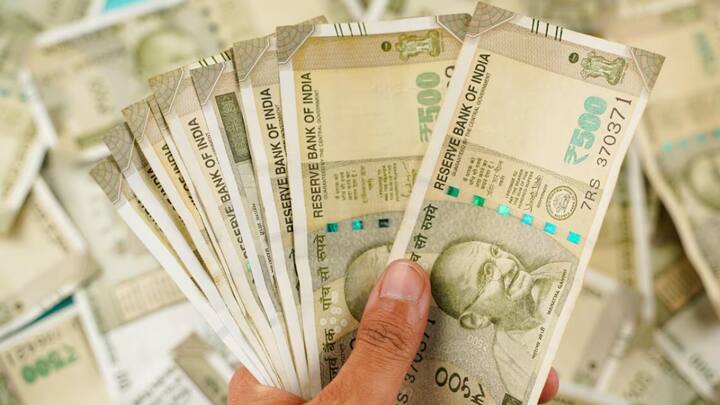 पाच वर्षांपेक्षा जास्त काळ संसदेचे सदस्य राहिलेल्या माजी खासदारांना त्यानंतरच्या प्रत्येक वर्षासाठी अतिरिक्त मासिक निवृत्तीवेतन 2 हजारावरुन 2500 करण्यात आले आहे.