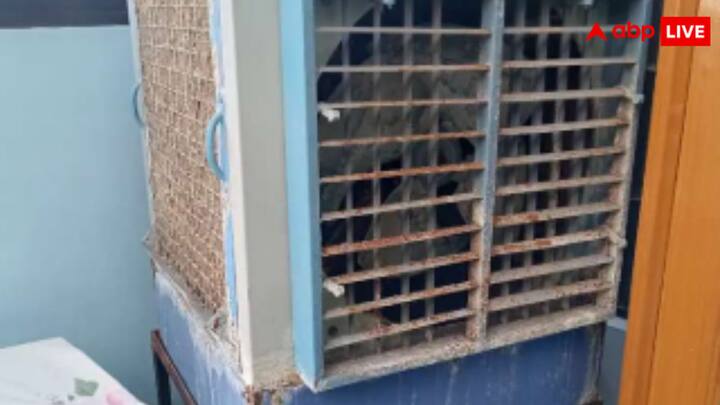 दरअसल बहुत से लोग कूलर को बंद कमरों में रखकर इस्तेमाल करते हैं. जिस वजह से कमरे में वेंटिलेशन नहीं हो पाता है. जिसकी वजह से कमरे में कूलर के चलते हुए भी सफोकेशन होने लगती है. इसलिए हमेशा कूलर जितना हो सके घर के बाहर खिड़की पर ही लगाएं.