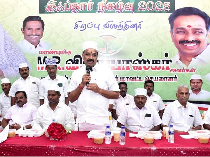 AIADMK Nagar Kazhagam organized an Iftar fast breaking ceremony in karur tnn இஸ்லாமியர்களுக்கு எந்த இடத்திலும் எந்த ஒரு பிரச்னையாக இருந்தாலும் செய்து கொடுப்போம் - எம்.ஆர்.விஜயபாஸ்கர்